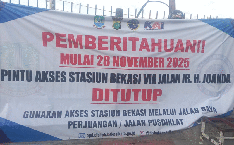Photo: Spanduk Penutupan Akses Pintu Selatan Stasiun Bekasi