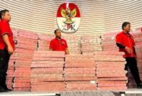Photo: KPK Pamerkan Uang Tumpukan Hasil Sitaan Korupsi