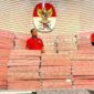Photo: KPK Pamerkan Uang Tumpukan Hasil Sitaan Korupsi