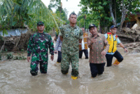 Wakil Panglima TNI Tinjau Pengungsi Banjir 