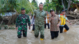 Wakil Panglima TNI Tinjau Pengungsi Banjir 