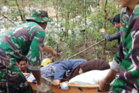 Prajurit TNI Tandu Ibu Hamil di Jalur Terisolasi 