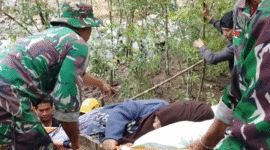 Prajurit TNI Tandu Ibu Hamil di Jalur Terisolasi 