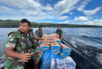 Photo: Personil TNI Salurkan Bantuan Bencana di Sumatra Barat
