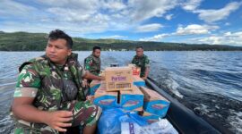 Photo: Personil TNI Salurkan Bantuan Bencana di Sumatra Barat
