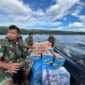 Photo: Personil TNI Salurkan Bantuan Bencana di Sumatra Barat