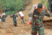 Prajurit TNI Pikul Bantuan Logistik 