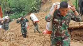 Prajurit TNI Pikul Bantuan Logistik 
