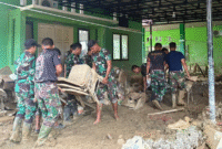 Anggota TNI Bersihkan Puskesmas Terdampak Banjir di Aceh 