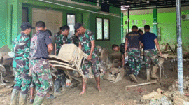 Anggota TNI Bersihkan Puskesmas Terdampak Banjir di Aceh 