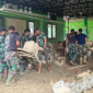 Anggota TNI Bersihkan Puskesmas Terdampak Banjir di Aceh 