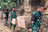 Photo: Anggota TNI Saat Menyalurkan Bantuan Untuk Warga Korban Banjir di Aceh Tengah 