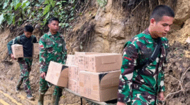 Photo: Anggota TNI Saat Menyalurkan Bantuan Untuk Warga Korban Banjir di Aceh Tengah 