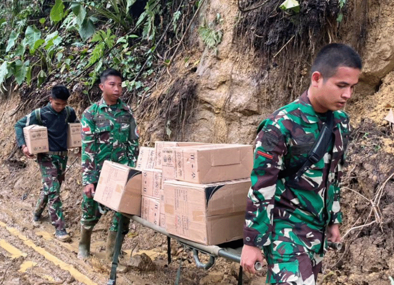 Photo: Anggota TNI Saat Menyalurkan Bantuan Untuk Warga Korban Banjir di Aceh Tengah 