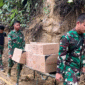 Photo: Anggota TNI Saat Menyalurkan Bantuan Untuk Warga Korban Banjir di Aceh Tengah 
