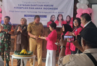 Photo: Ketua YBH-PAI, Mastaria Manurung Saat Memberikan Potongan Tumpeng Pertama ke Walikota Bekasi, Tri Adhianto