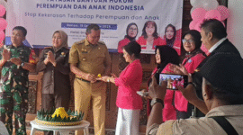 Photo: Ketua YBH-PAI, Mastaria Manurung Saat Memberikan Potongan Tumpeng Pertama ke Walikota Bekasi, Tri Adhianto