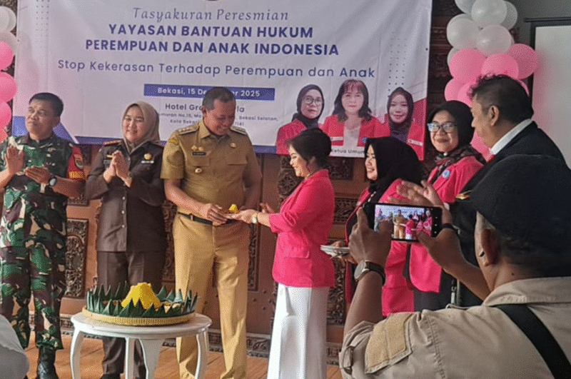 Photo: Ketua YBH-PAI, Mastaria Manurung Saat Memberikan Potongan Tumpeng Pertama ke Walikota Bekasi, Tri Adhianto