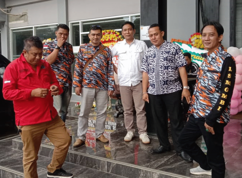 Photo: Unggul Sitorus (YBH-PAI), Andri (Jarlab GMBI), Delvin Chaniago (Wakil Ketua LSM GMBI Kota Bekasi, Amran (Anggota Polres Metro Bekasi Kota), Indra Sukma (Owner Matafakta) dan Cepi Firmansyah (Kadiv Investigasi LSM GMBI Kota Bekasi)