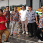 Photo: Unggul Sitorus (YBH-PAI), Andri (Jarlab GMBI), Delvin Chaniago (Wakil Ketua LSM GMBI Kota Bekasi, Amran (Anggota Polres Metro Bekasi Kota), Indra Sukma (Owner Matafakta) dan Cepi Firmansyah (Kadiv Investigasi LSM GMBI Kota Bekasi)
