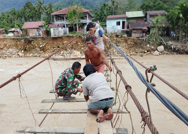 Photo: TNI Bersama Warga Perbaiki Akses Jembatan Gantung di Aceh Tenggara