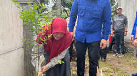 Ketua DPD KNPI, Kabupaten Bekasi, Nawawi Al-Aksi Bersama Sekdin Pertanian Kabupaten Bekasi, Nayu Kalsum