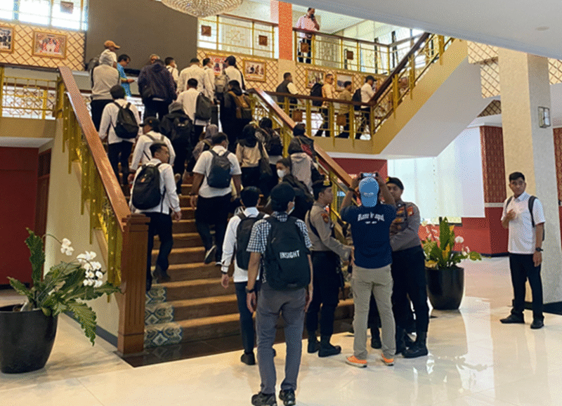 Photo: Puluhan Penyidik KPK Mulai Geledah Beberapa Ruang Kantor di Pemerintah Kabupaten Bekasi