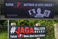 Photo: Dua Spanduk Berlawanan Terpampang di Kota Bekasi