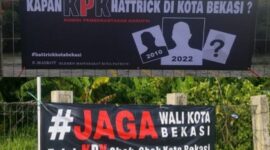 Photo: Dua Spanduk Berlawanan Terpampang di Kota Bekasi