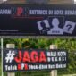 Photo: Dua Spanduk Berlawanan Terpampang di Kota Bekasi