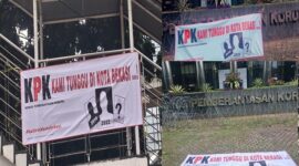 Photo: Spanduk KPK Ditunggu di Kota Bekasi