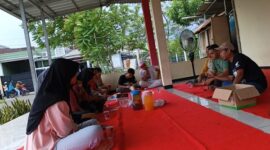 Photo: Ketua RT 001, Padmono Saat Menggelar Rapat KATAR