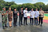 Photo: Disaksikan Walikota Bekasi, Tri Adhianto Saat Dirut PTMP Kota Bekasi Mengumumkan Pelunasan Hutang ke DAMRI Saat Apel Pagi di Plasa Pemerintah Kota Bekasi
