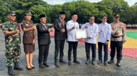 Photo: Disaksikan Walikota Bekasi, Tri Adhianto Saat Dirut PTMP Kota Bekasi Mengumumkan Pelunasan Hutang ke DAMRI Saat Apel Pagi di Plasa Pemerintah Kota Bekasi