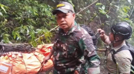 Photo: Prajurit TNI Temukan 2 Korban Pesawat Jatuh