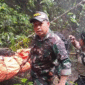 Photo: Prajurit TNI Temukan 2 Korban Pesawat Jatuh