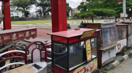 Teks Photo : Penertiban Lapak PKL Di Area Lapang Merdeka Kota Sukabumi