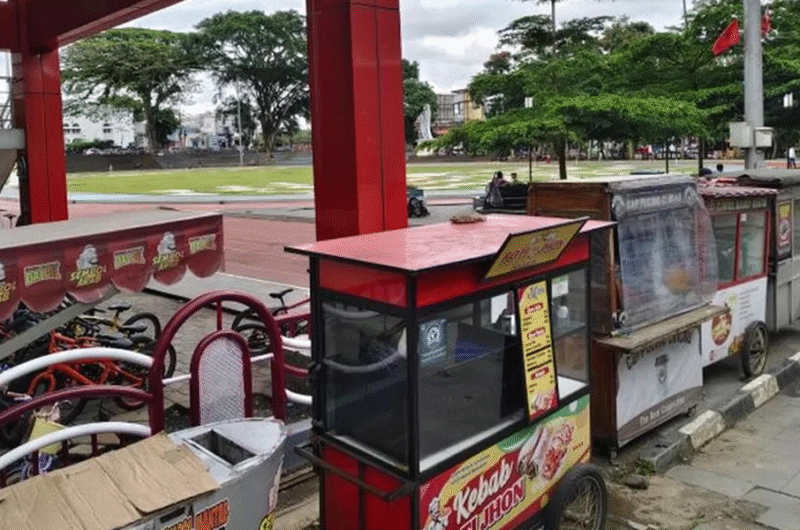 Teks Photo : Penertiban Lapak PKL Di Area Lapang Merdeka Kota Sukabumi