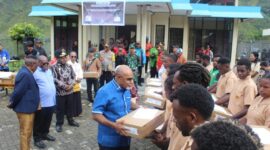 Pelajar di Kabupaten Puncak Jaya Papua Dapat Laptop Gratis