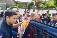 Teks Photo : Terduga ( GI) Saat Di masukan ke Mobil Tahanan 