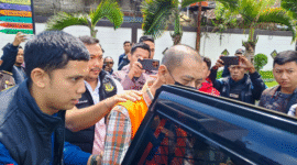 Teks Photo : Terduga ( GI) Saat Di masukan ke Mobil Tahanan 