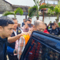 Teks Photo : Terduga ( GI) Saat Di masukan ke Mobil Tahanan 