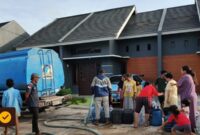 Teks Photo: Perumda Tirta Bhagasasi Kantor Cabang (KC) Tarumajaya saat melakukan pendistribusian air bersih ke warga terdampak banjir di wilayah Kecamatan Tarumajaya, Kabupaten Bekasi, Jawa Barat, Senin 2 Februari 2026