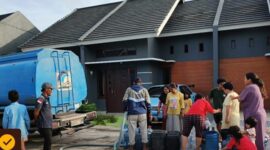 Teks Photo: Perumda Tirta Bhagasasi Kantor Cabang (KC) Tarumajaya saat melakukan pendistribusian air bersih ke warga terdampak banjir di wilayah Kecamatan Tarumajaya, Kabupaten Bekasi, Jawa Barat, Senin 2 Februari 2026