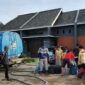 Teks Photo: Perumda Tirta Bhagasasi Kantor Cabang (KC) Tarumajaya saat melakukan pendistribusian air bersih ke warga terdampak banjir di wilayah Kecamatan Tarumajaya, Kabupaten Bekasi, Jawa Barat, Senin 2 Februari 2026