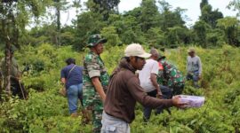 TNI Karya Bakti Bersama Masyarakat Bersihkan TPU