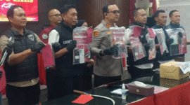 Teks Photo: Kapolres Sukabumi Kota AKBP Sentot Kuncoro Wibowo, SH, SIK Beserta Kasat dan Kanit Saat Menggelar Konprensi Pers