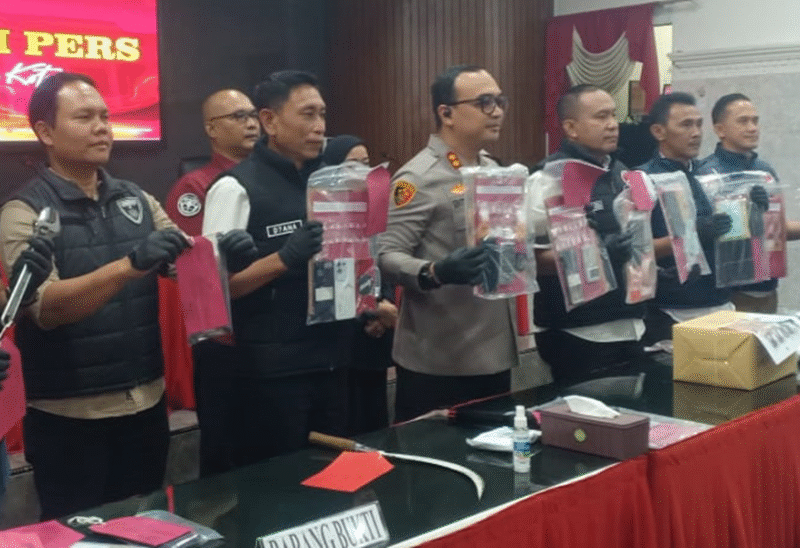 Teks Photo: Kapolres Sukabumi Kota AKBP Sentot Kuncoro Wibowo, SH, SIK Beserta Kasat dan Kanit Saat Menggelar Konprensi Pers