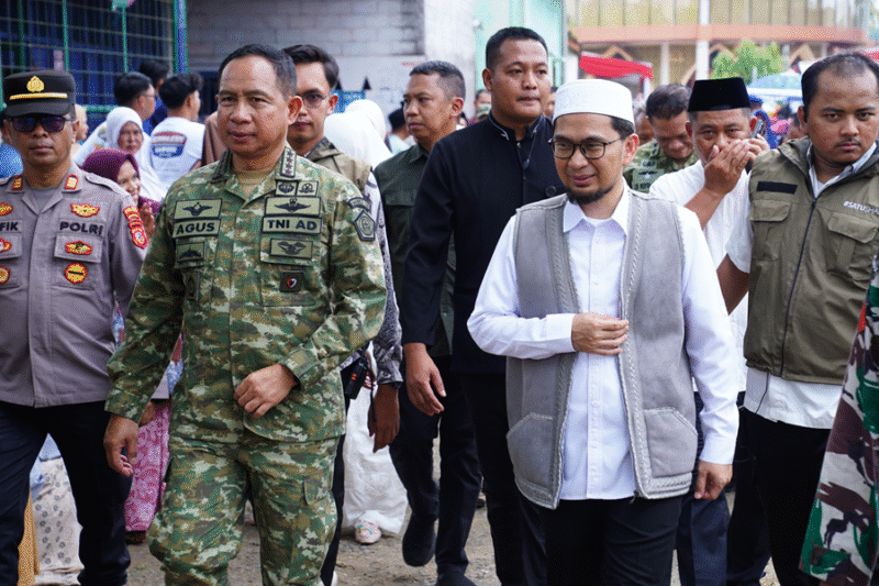 Panglima TNI Bersama Ustadz Adi Hidayat di Pangandaran