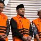 Photo: Kontraktor Sarjan, Bupati Bekasi nonaktif, Ade Kuswara Kunang dan HM. Kunang 